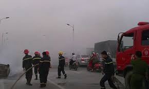 Đang giao hàng, xe máy bất ngờ bốc cháy dữ dội trên cầu